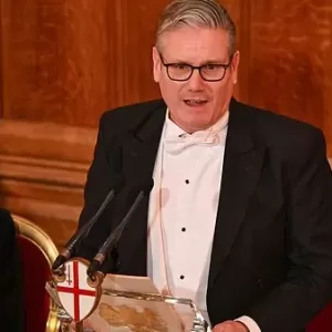 英国首相斯塔默明牌：中国对英国构成“国家安全威胁”
