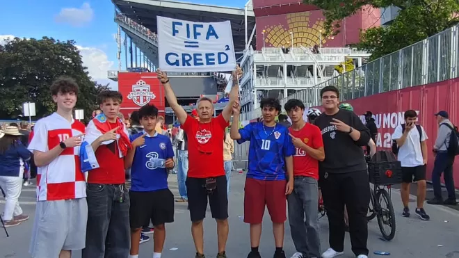 世界杯票价太贵！多伦多退休男举牌骂“FIFA贪婪”被捕罚款