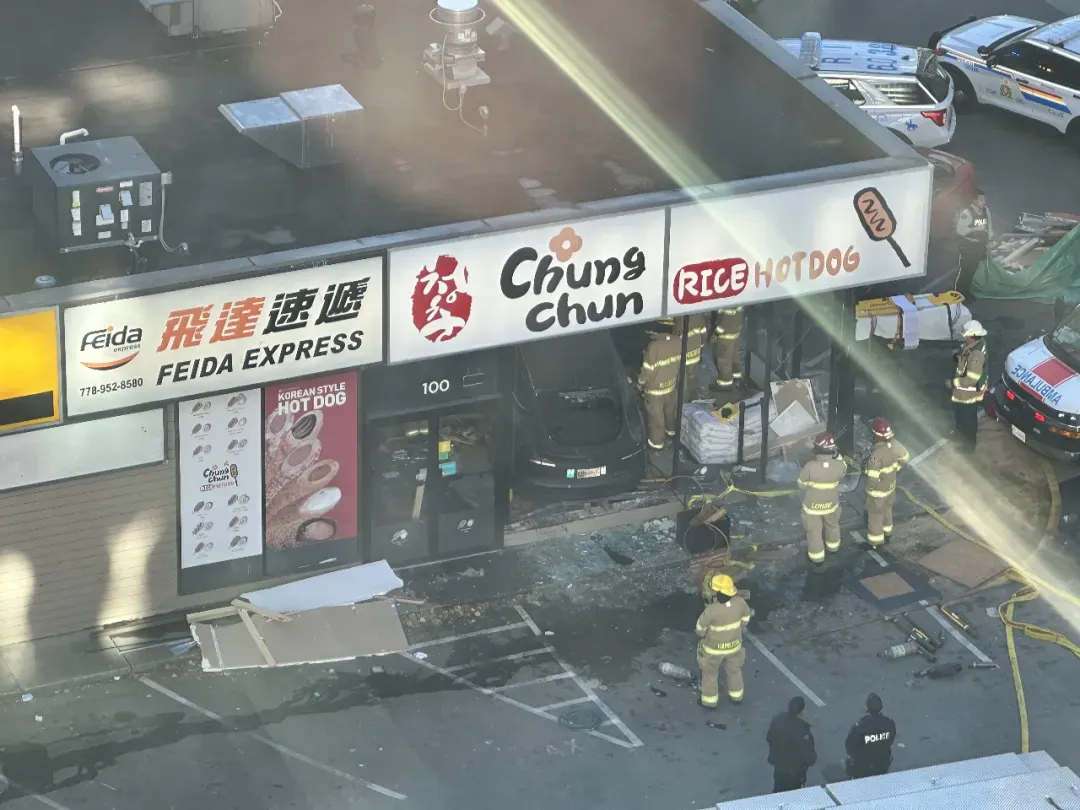 可怕! 知名中餐馆停车场内特斯拉失控 撞穿墙壁满地碎片 半个车身卡洞里!