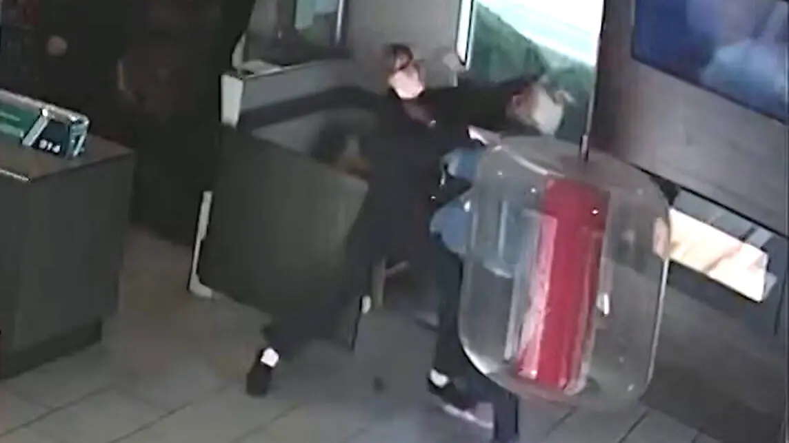 Tims死人真相，顾客先出一拳，遭店员王八拳反击，20分钟后倒地死了