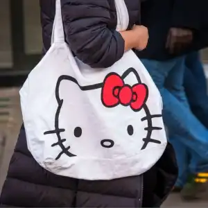 Hello Kitty与火星哥联名 今秋温哥华登场!