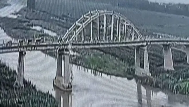 山东一大桥桥板脱落，1人坠亡