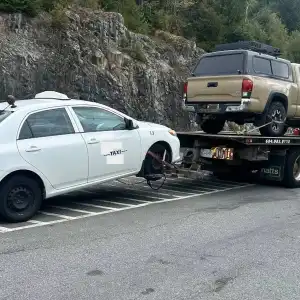 惨！因超速车被拖走 司机打辆出租车 结果又因超速被扣