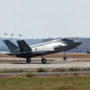 加拿大首架F-35在完成首飞